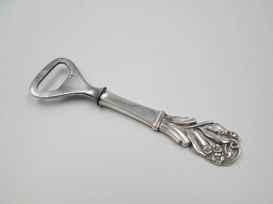 Abrebotellas Johannes Siggaard. Plata y acero. Motivos florales. Dinamarca. 1940