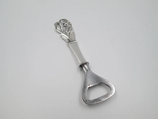 Abrebotellas Johannes Siggaard. Plata y acero. Motivos florales. Dinamarca. 1940