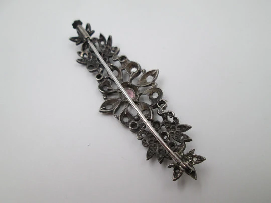 Alfiler broche mujer. Plata ley. Zafiros blancos y amatista. Diseño calado. 1950