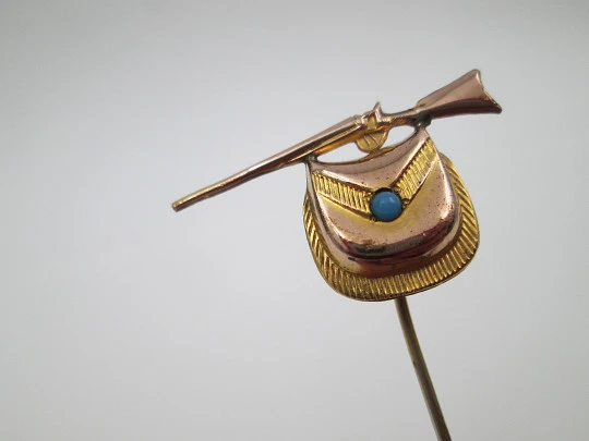 Alfiler de corbata para hombre. Metal chapado en oro y adorno turquesa. Rifle con zurrón