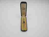 Alfiler joyería. Oro amarillo y platino. Zafiro y diamantes. 1900