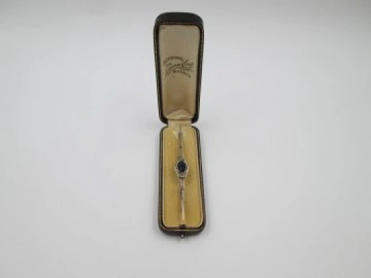 Alfiler joyería. Oro amarillo y platino. Zafiro y diamantes. 1900