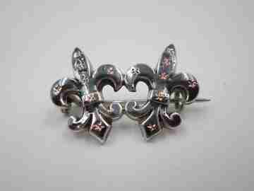 Alfiler para caballero. Plata pavonada y detalles oro. Flores de Lis. 1950
