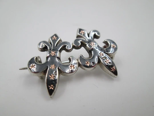 Alfiler para caballero. Plata pavonada y detalles oro. Flores de Lis. 1950