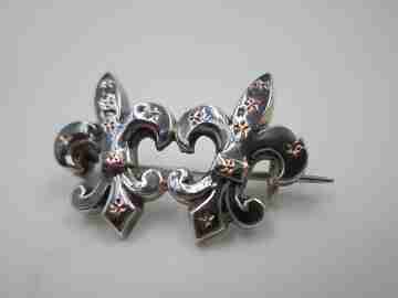 Alfiler para caballero. Plata pavonada y detalles oro. Flores de Lis. 1950