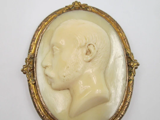 Alfonso XII bust brooch / locket. Celluloid and golden metal. 1880's