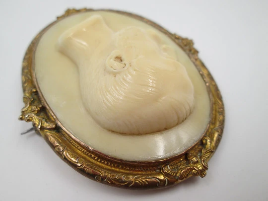 Alfonso XII bust brooch / locket. Celluloid and golden metal. 1880's