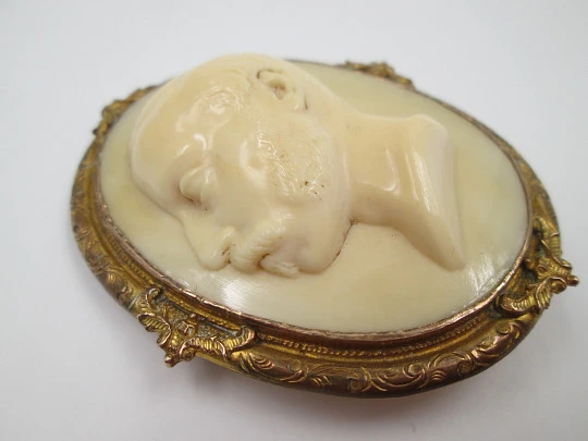 Alfonso XII bust brooch / locket. Celluloid and golden metal. 1880's