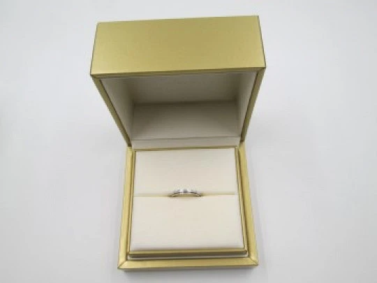 Alianza giratoria Possession de Piaget. Oro blanco 18k. Estuche. Mujer