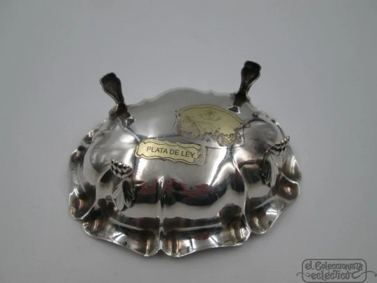 Almendrero concha. Plata de ley 925. Años 70. Patas garras león