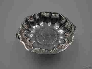 Almendrero concha. Plata de ley 925. Años 70. Patas y asas. Moneda