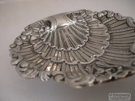 Almond shell dish. 925 sterling silver. 1970's. Saint James cross