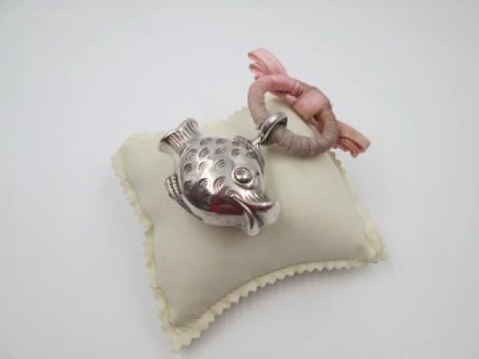 Alpaca baby rattle. Fish figure. Alpa Dur (Duran). 1980's. Fabric ring. Spain