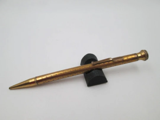 Alpco New York mechanical pencil. Gold plated. Geometric pattern. Twist system