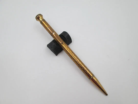 Alpco New York mechanical pencil. Gold plated. Geometric pattern. Twist system