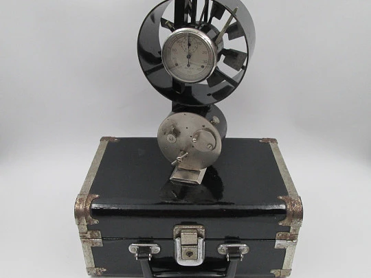 Anemómetro mecánico. Metal niquelado y laca negra. Cuerda manual. Alemania. 1910