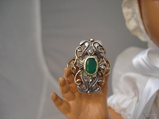 Anillo antiguo. Oro, esmeralda y diamantes. Estilo isabelino. 1º XX