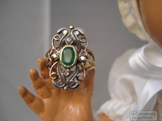 Anillo antiguo. Oro, esmeralda y diamantes. Estilo isabelino. 1º XX