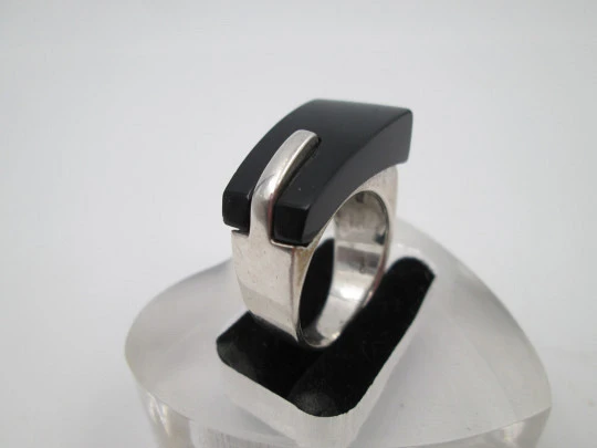 Anillo mujer Oko. Plata ley 925 milésimas y piedra negra. Estados Unidos. 1980
