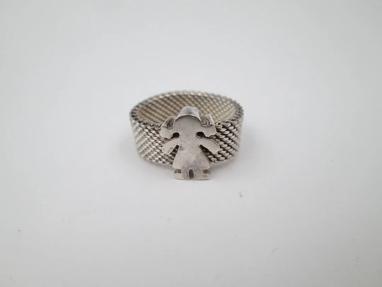 Anillo para mujer joyería Tous. Malla de plata de ley y motivo niña. España. 2015