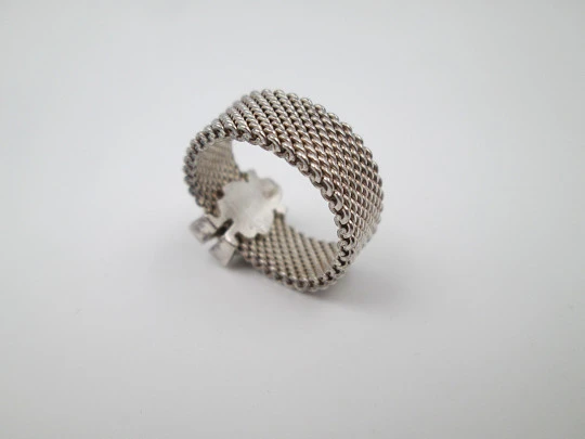 Anillo para mujer joyería Tous. Malla de plata de ley y motivo niña. España. 2015