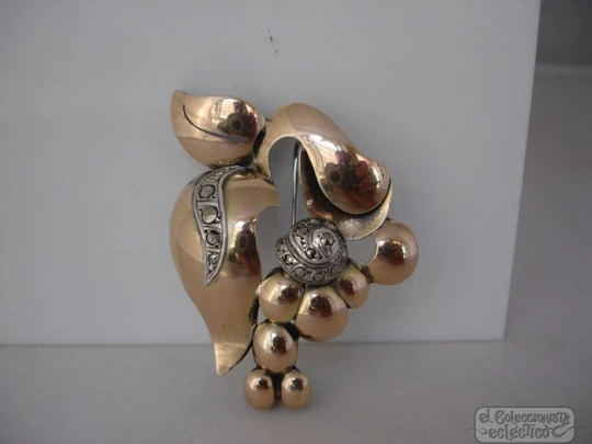 Art deco brooch. Silver gilt. Black gems. Circa 1940. Grapes / leaves