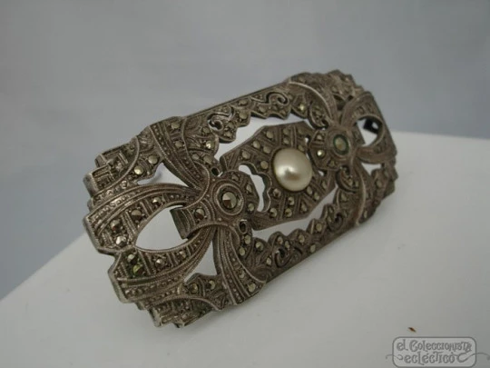 Art Deco brooch. Sterling silver and marcasite gems. Pearl. 1940s