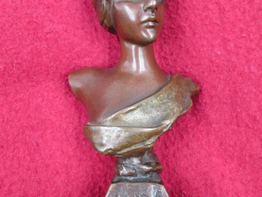 Art Nouveau bronze. Woman's bust Alda. 1900. Emmanuel Villanis. France