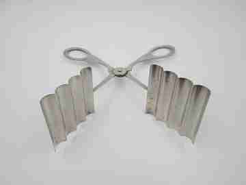 Articulated asparagus pliers / tongs. Silver plated metal. 1940's. Europe