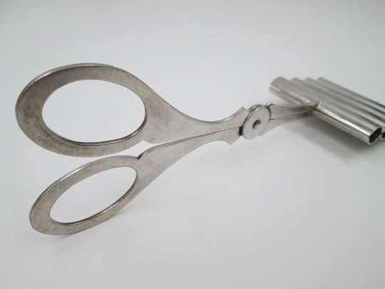 Articulated asparagus pliers / tongs. Silver plated metal. 1940's. Europe