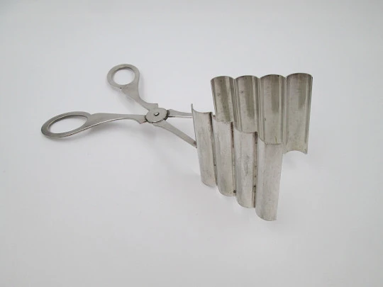 Articulated asparagus pliers / tongs. Silver plated metal. 1940's. Europe