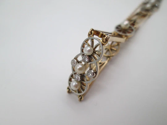 Articulated bracelet. Gold, pearls and diamonds. 1930's. Platinum front