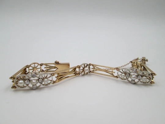 Articulated bracelet. Gold, pearls and diamonds. 1930's. Platinum front