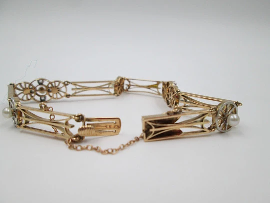 Articulated bracelet. Gold, pearls and diamonds. 1930's. Platinum front