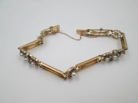 Articulated bracelet. Gold, pearls and diamonds. 1930's. Platinum front