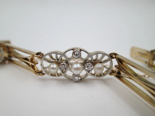 Articulated bracelet. Gold, pearls and diamonds. 1930's. Platinum front