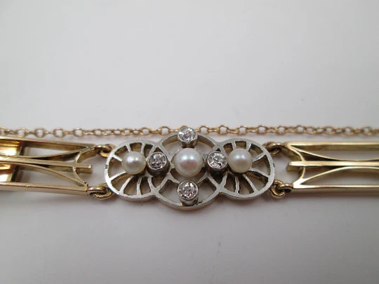 Articulated bracelet. Gold, pearls and diamonds. 1930's. Platinum front