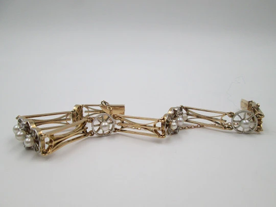 Articulated bracelet. Gold, pearls and diamonds. 1930's. Platinum front