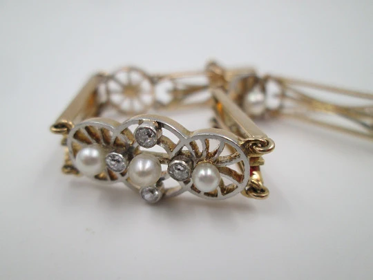 Articulated bracelet. Gold, pearls and diamonds. 1930's. Platinum front