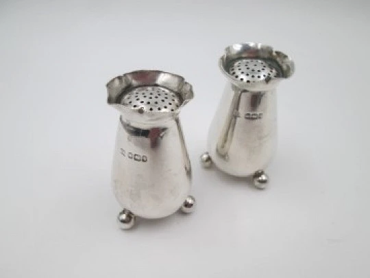 Atkin Brothers pair salt shakers. 925 sterling silver. United Kingdom. 1910's