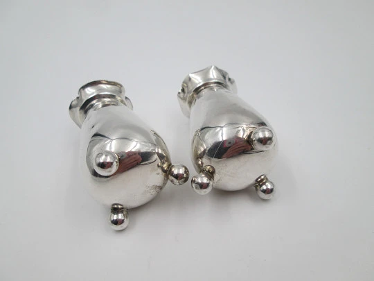 Atkin Brothers pair salt shakers. 925 sterling silver. United Kingdom. 1910's
