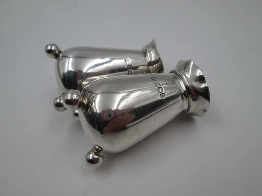 Atkin Brothers pair salt shakers. 925 sterling silver. United Kingdom. 1910's