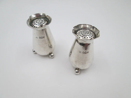 Atkin Brothers pair salt shakers. 925 sterling silver. United Kingdom. 1910's