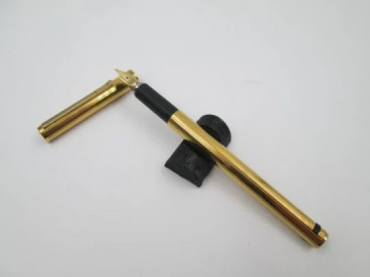 Aurora Hastil fountain pen. Gold plated. 14k gold nib. Linear pattern. 1970's