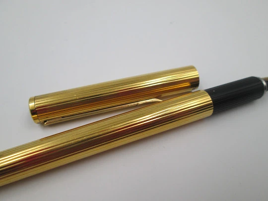 Aurora Hastil fountain pen. Gold plated. 14k gold nib. Linear pattern. 1970's