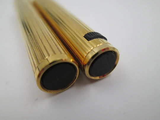 Aurora Hastil fountain pen. Gold plated. 14k gold nib. Linear pattern. 1970's