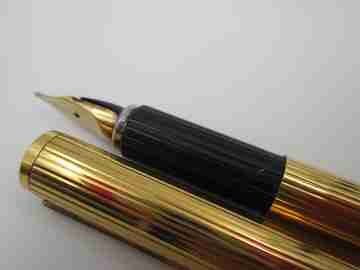Aurora Hastil fountain pen. Gold plated. 14k gold nib. Linear pattern. 1970's