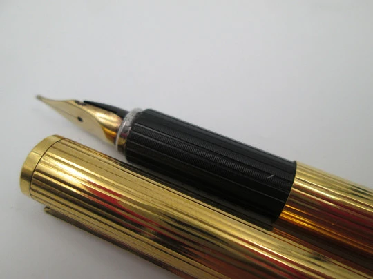 Aurora Hastil fountain pen. Gold plated. 14k gold nib. Linear pattern. 1970's