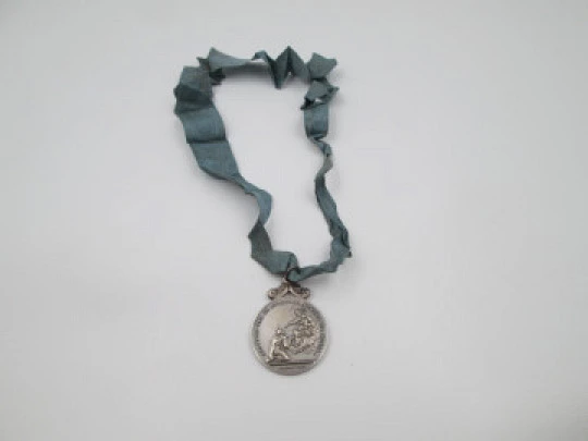 Ave Maria Congregation sterling silver medal. Pinillos artist. Blue ribbon. Spain. 1905