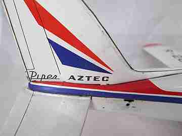 Avión. Hojalata litografiada. Años 60. Aztec Piper. Fricción. Rico
